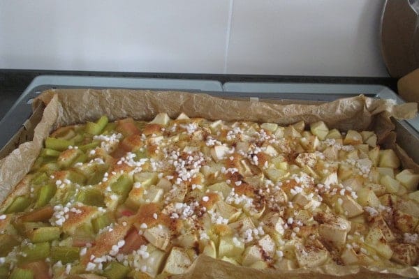 Einfacher Blechkuchen - schnelles Rezept ob mit Äpfeln, Kirschen, Pfirsichen oder Aprikosen.