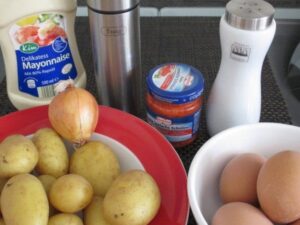 Einfacher Lachssalat - ideal zu Baguette oder Pellkartoffeln. Mit wenigen Zutaten ganz schnell zubereitet