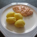Einfacher Lachssalat - ideal zu Baguette oder Pellkartoffeln. Mit wenigen Zutaten ganz schnell zubereitet