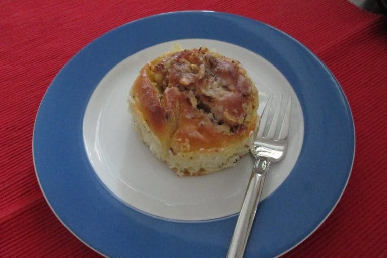 Hefeschnecken mit einer Haselnussfüllung