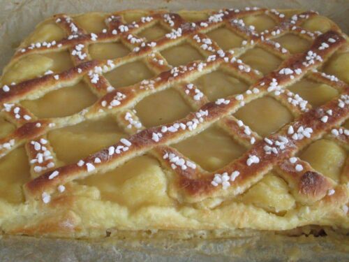 Einfacher Apfelkuchen mit einem Gittermuster - schnell gebacken