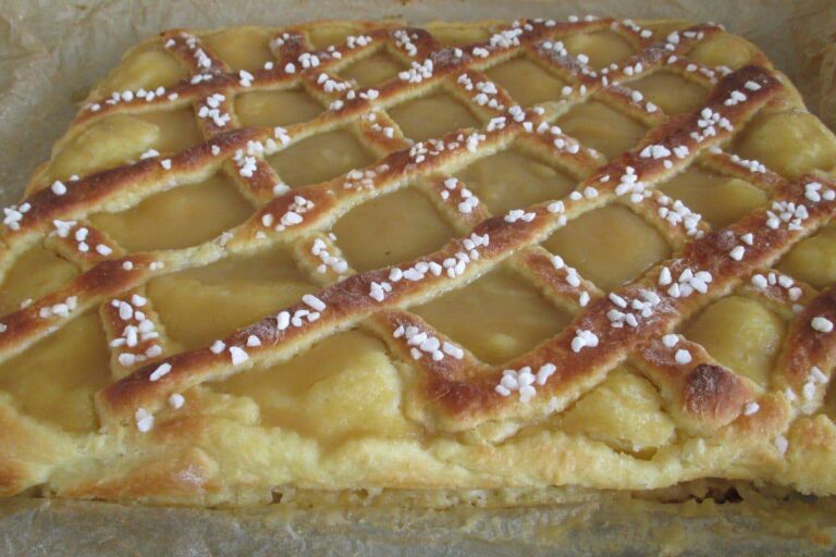 Einfacher Apfelkuchen mit einem Gittermuster - schnell gebacken