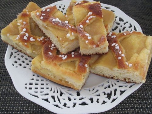 Einfacher Apfelkuchen mit einem Gittermuster - schnell gebacken