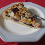 Kirschkuchen mit Aprikosenmarmelade und Mandeln