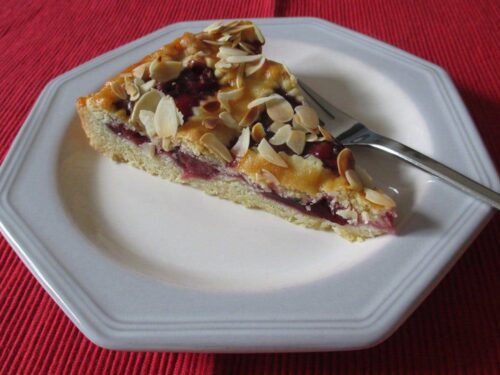 Kirschkuchen mit Aprikosenmarmelade und Mandeln