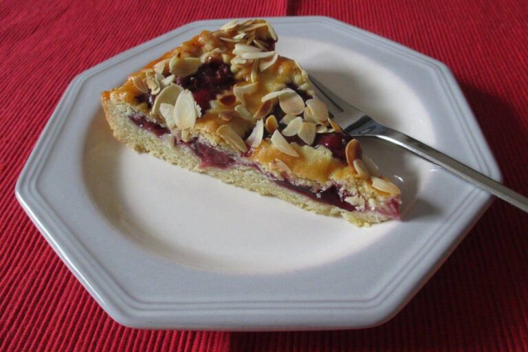 Kirschkuchen mit Aprikosenmarmelade und Mandeln