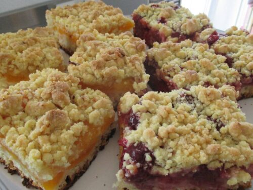 Streuselkuchen mit Aprikosen und Kirschen