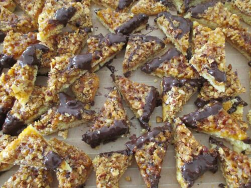 Nussecken - ganz einfach selber backen. Mit wenigen Zutaten gelingt dieser Klassiker immer