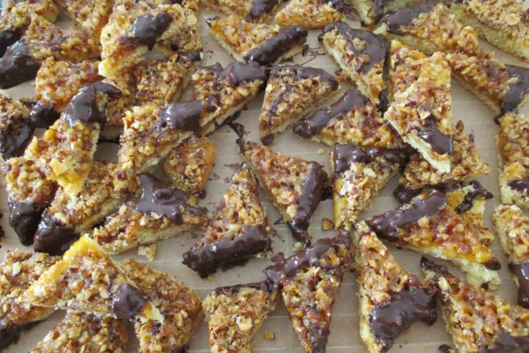 Nussecken - ganz einfach selber backen. Mit wenigen Zutaten gelingt dieser Klassiker immer