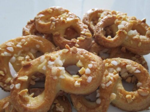 Brezeln mit Hagelzucker und Mandeln