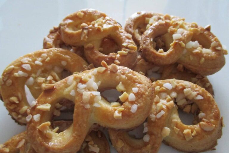Brezeln mit Hagelzucker und Mandeln