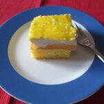 Rezept Obstkuchen mit Pfirsichen und Maracujaglasur - einfacher Sahnekuchen Obstkuchen mit Pfirsichen ohne Mehl