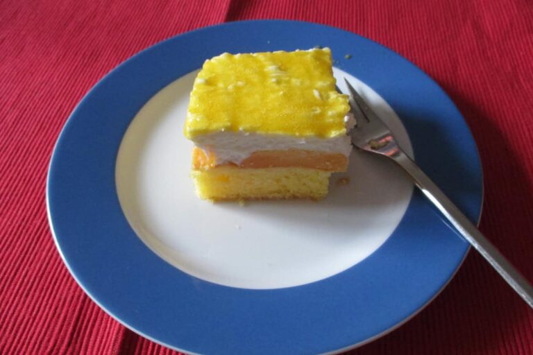 Rezept Obstkuchen mit Pfirsichen und Maracujaglasur - einfacher Sahnekuchen Obstkuchen mit Pfirsichen ohne Mehl