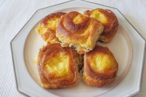 Puddingschnecken - schnell und einfach gebacken, Grundteig ist Hefeteig und gefüllt sind die Schecken mit Vanillepudding