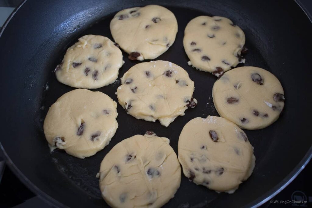 Welsh Cookies and Welsh Cakes - Walisische Kekse nach Originalrezept - Stück für Stück Anleitung für Kekse - Einfaches Backrezept in der Pfanne - Schnell und einfach gemachte Kekse