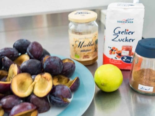 Pflaumenmarmelade mit Honig und ZImt ist ganz einfach selber zu kochen. Die Pflaumen oder Zwetschgen sind aus biologischem Anbau