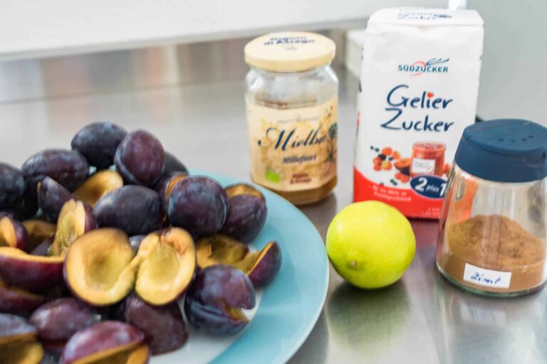 Pflaumenmarmelade mit Honig und ZImt ist ganz einfach selber zu kochen. Die Pflaumen oder Zwetschgen sind aus biologischem Anbau