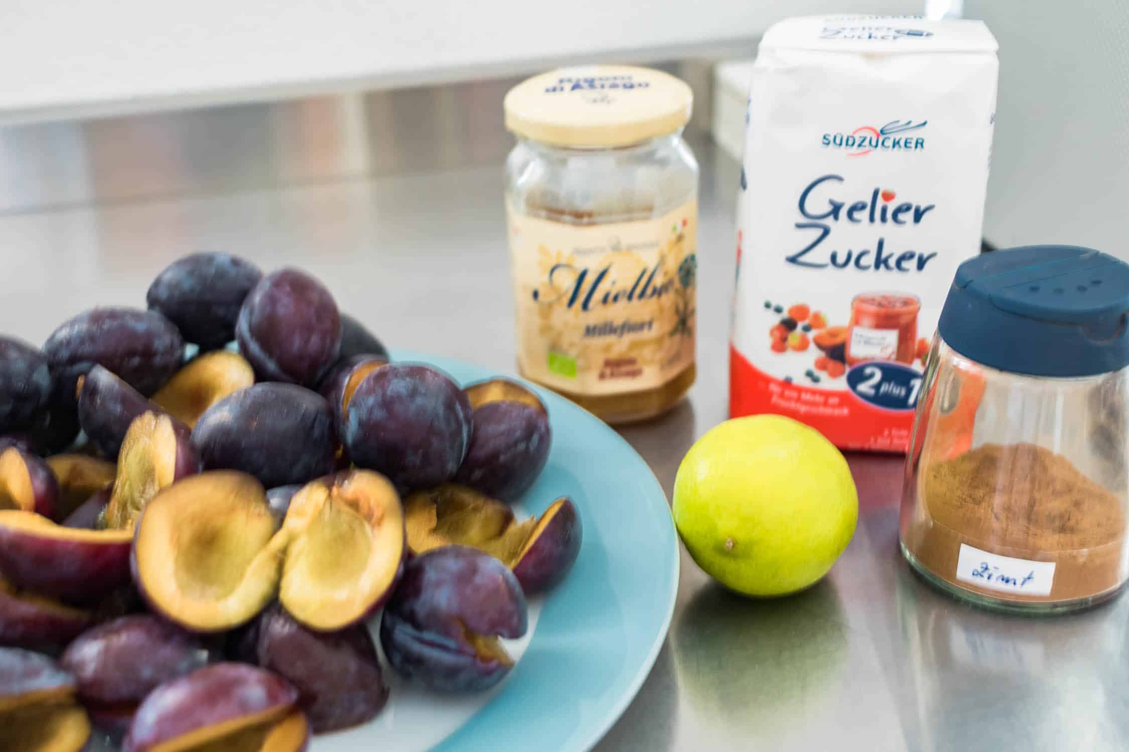 Pflaumenmarmelade mit Honig und ZImt ist ganz einfach selber zu kochen. Die Pflaumen oder Zwetschgen sind aus biologischem Anbau
