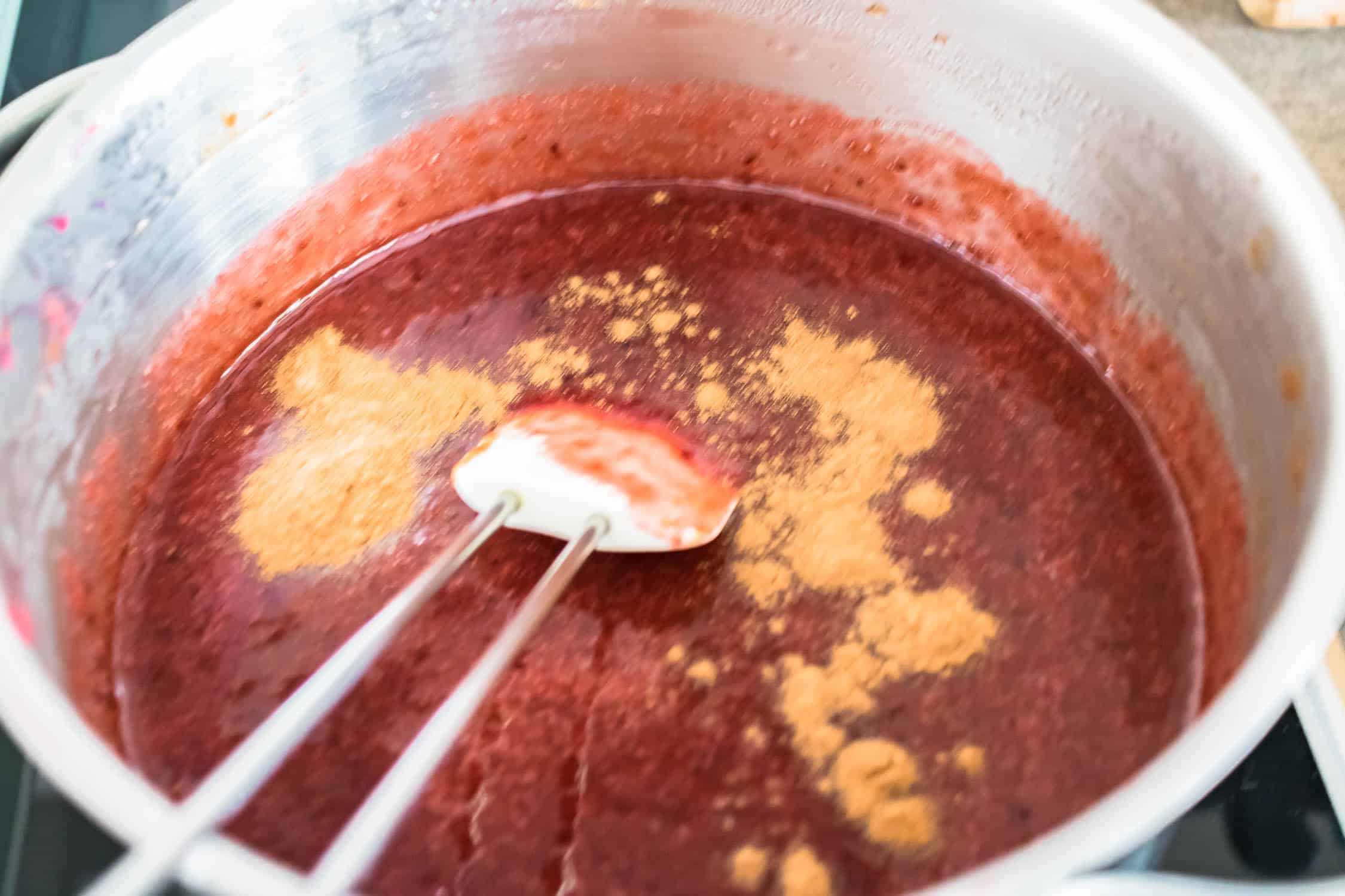 Pflaumenmarmelade mit Honig und ZImt ist ganz einfach selber zu kochen. Die Pflaumen oder Zwetschgen sind aus biologischem Anbau