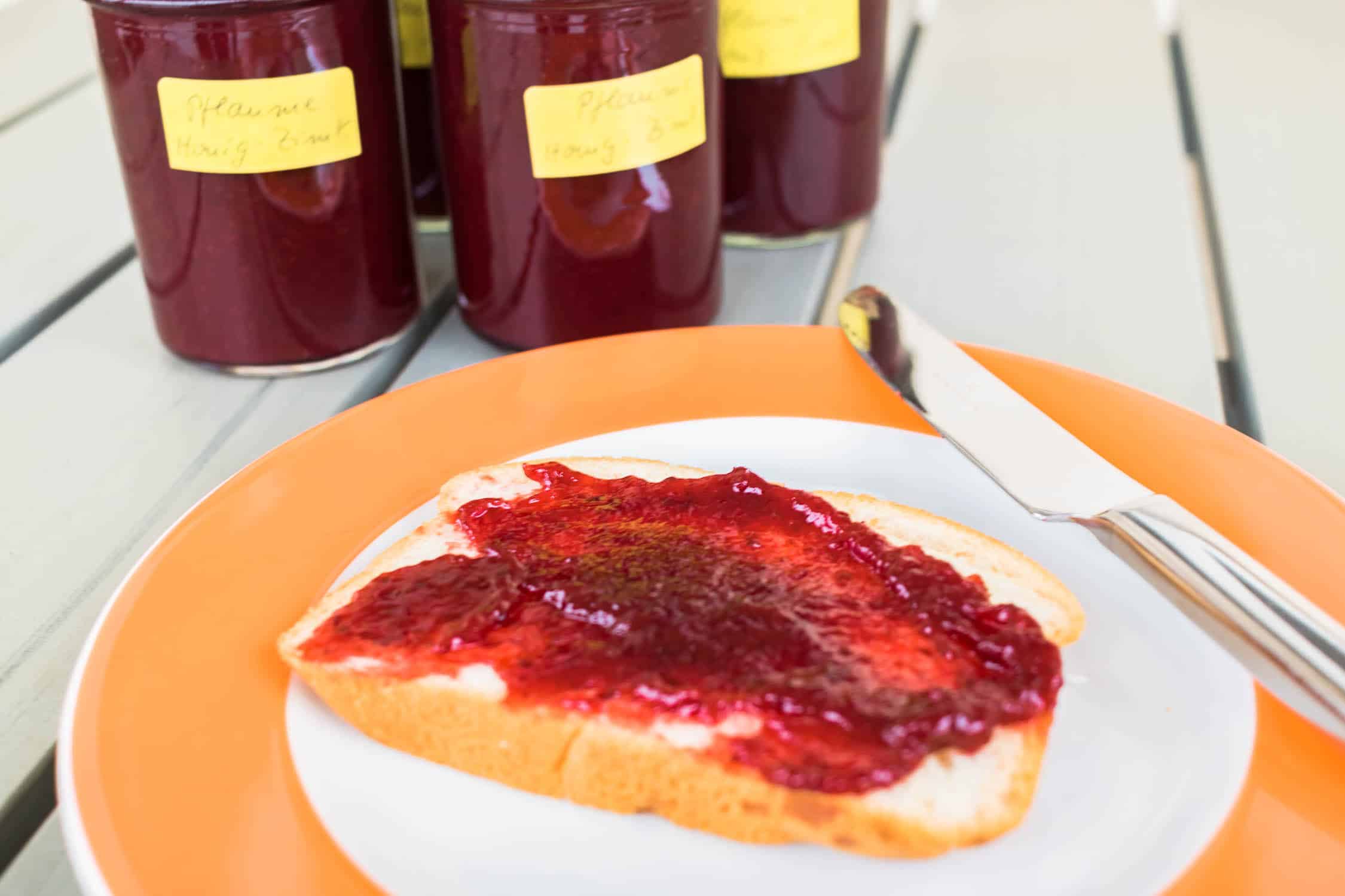 Zwetschgen-Marmelade (oder Pflaumenmarmelade) mit Honig und Zimt ist ganz einfach selber zu kochen. Die Pflaumen oder Zwetschgen sind aus biologischem Anbau