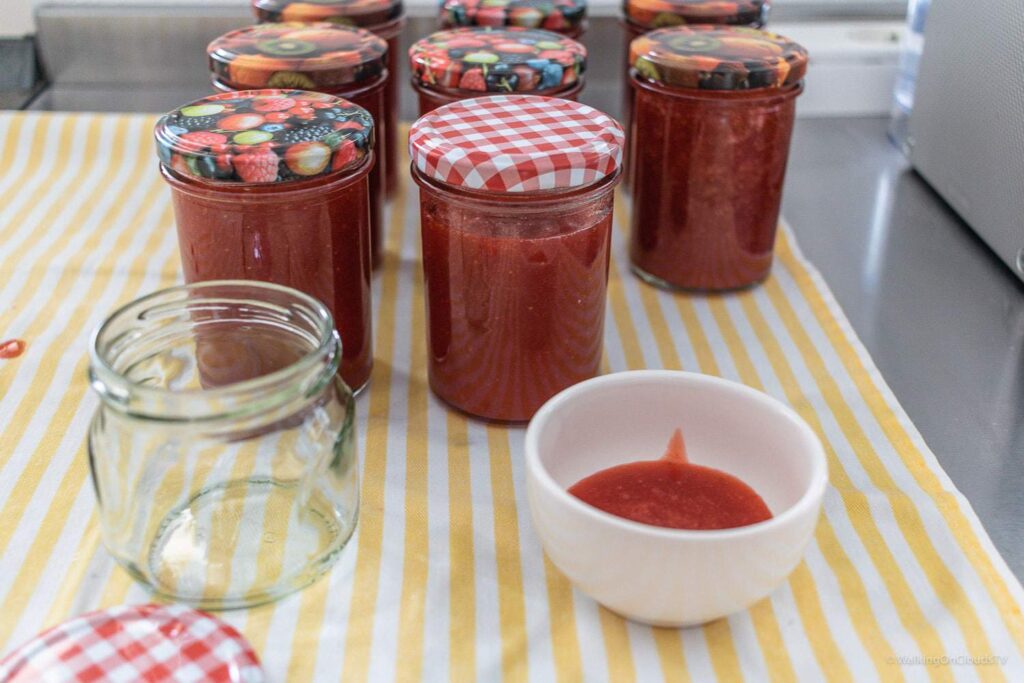 Rezept für Erdbeermarmelade und Rhabarbermarmelade mit etwas Vanille - einfach selbstgemacht - Kochrezept - schnell gemacht