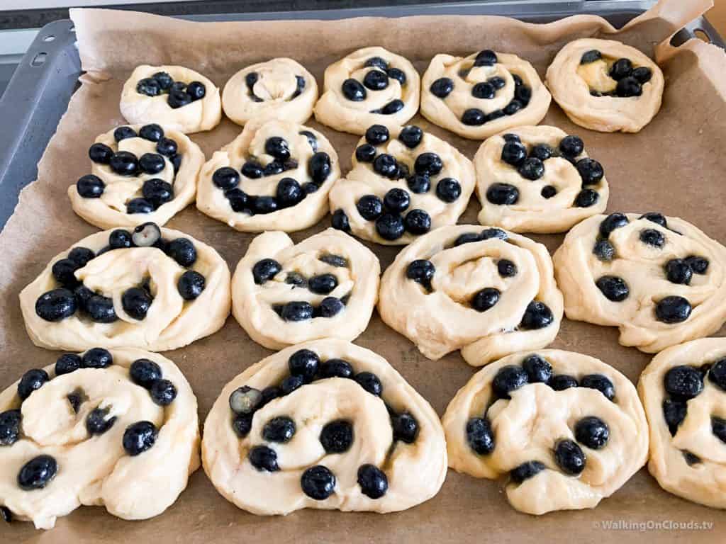 Blaubeerschnecken schnell und einfach mit Hefeteig gebacken. Durch die Blaubeeren als Füllung werden die Schnecken sehr saftig und schmecken einfach lecker.