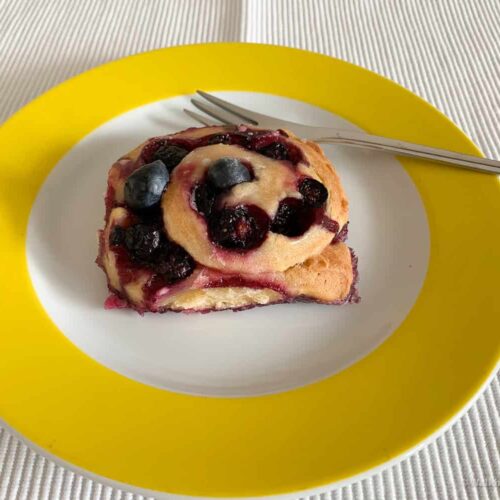 Blaubeerschnecken schnell und einfach mit Hefeteig gebacken. Durch die Blaubeeren als Füllung werden die Schnecken sehr saftig und schmecken einfach lecker.