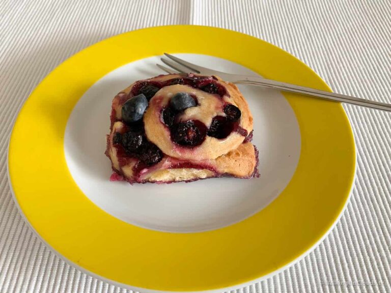 Blaubeerschnecken schnell und einfach mit Hefeteig gebacken. Durch die Blaubeeren als Füllung werden die Schnecken sehr saftig und schmecken einfach lecker.