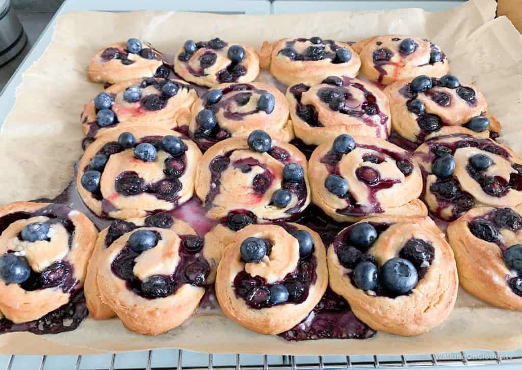 Blaubeerschnecken schnell und einfach mit Hefeteig gebacken. Durch die Blaubeeren als Füllung werden die Schnecken sehr saftig und schmecken einfach lecker.