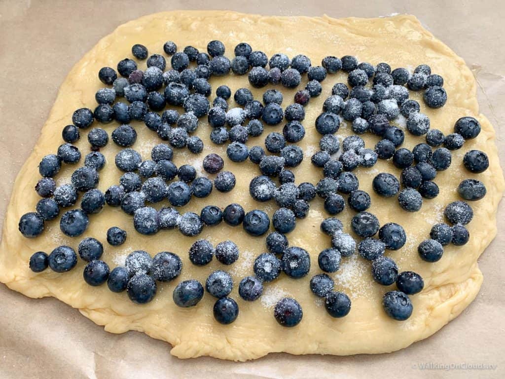 Blaubeerschnecken schnell und einfach mit Hefeteig gebacken. Durch die Blaubeeren als Füllung werden die Schnecken sehr saftig und schmecken einfach lecker.