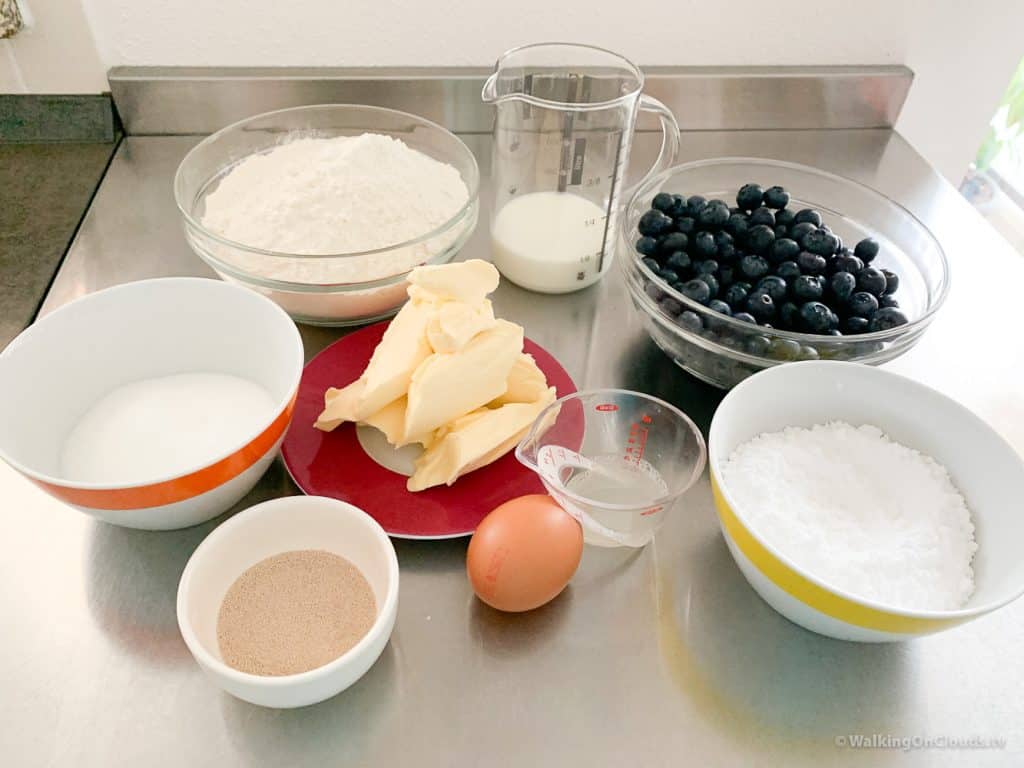 Blaubeerschnecken schnell und einfach mit Hefeteig gebacken. Durch die Blaubeeren als Füllung werden die Schnecken sehr saftig und schmecken einfach lecker.Blaubeerschnecken schnell und einfach mit Hefeteig gebacken. Durch die Blaubeeren als Füllung werden die Schnecken sehr saftig und schmecken einfach lecker.