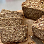 Vollkornbrot ohne Mehl und Hefe - ganz einfach selber backen. Mit wenigen Zutaten ein sehr leckeres Brot gebacken