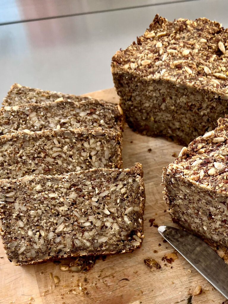 Vollkornbrot ohne Mehl und Hefe - ganz einfach selber backen. Mit wenigen Zutaten ein sehr leckeres Brot gebacken